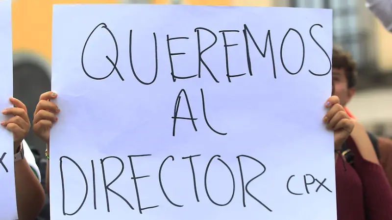 Protestan en Xalapa por presunta imposición de directora en el Colegio Preparatorio